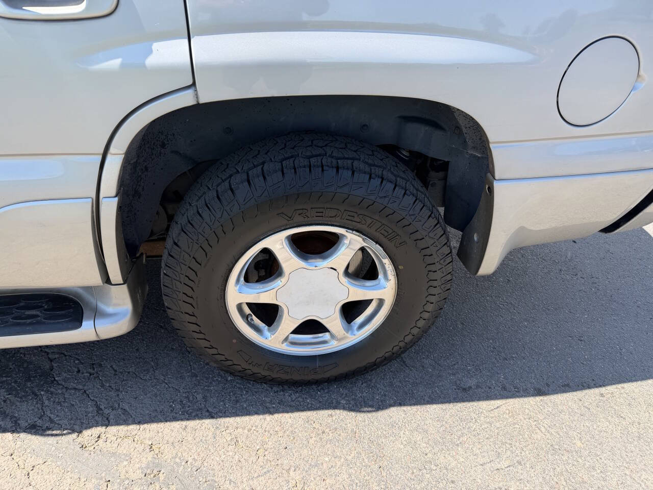 Used 2005 GMC Yukon Denali AWD/4WD image 3