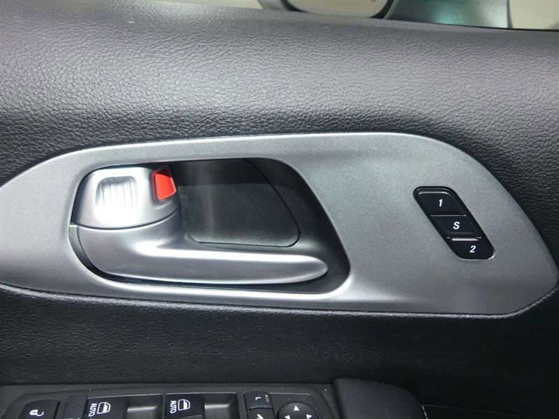 Used 2018 Chrysler Pacifica Limited w/ Advanced Safetytec Group FWD image 20