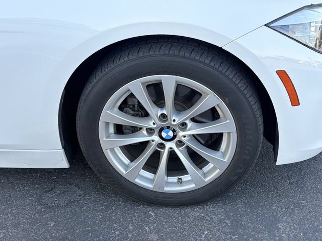 Used 2017 BMW 320i xDrive Sedan AWD/4WD image 4