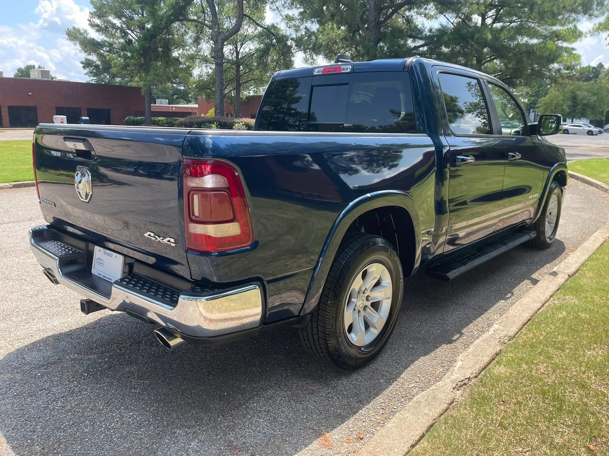 Used 2019 RAM 1500 Laramie AWD/4WD image 3
