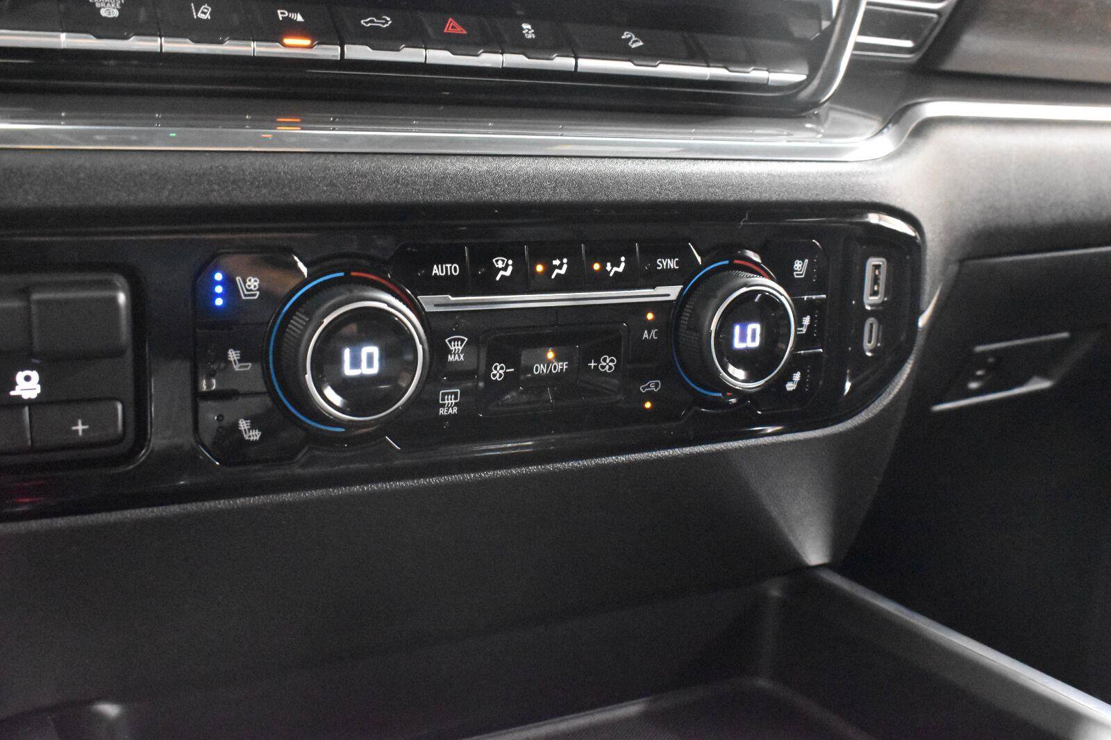 Used 2024 Chevrolet Silverado 3500 High Country w/ High Country Premium Package AWD/4WD image 17