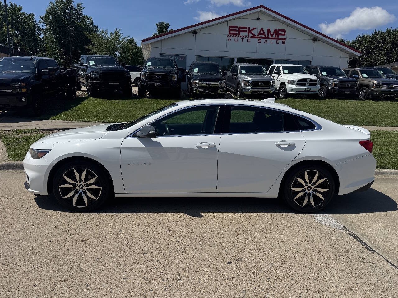 Used 2017 Chevrolet Malibu LT FWD image 2
