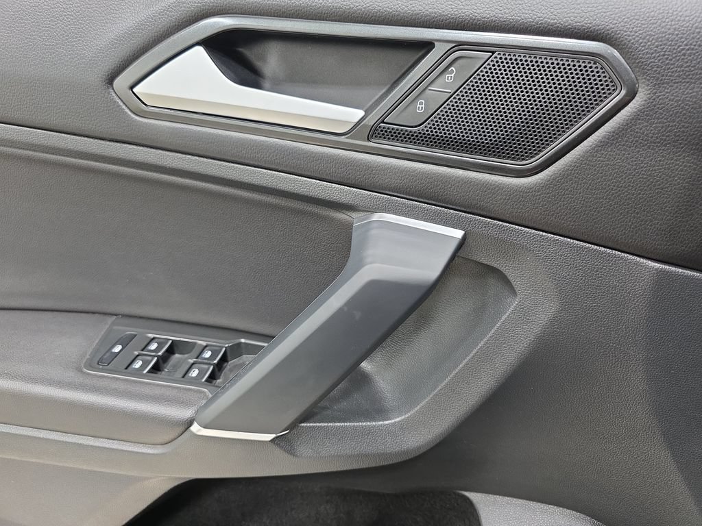 Used 2018 Volkswagen Tiguan SE AWD/4WD image 28