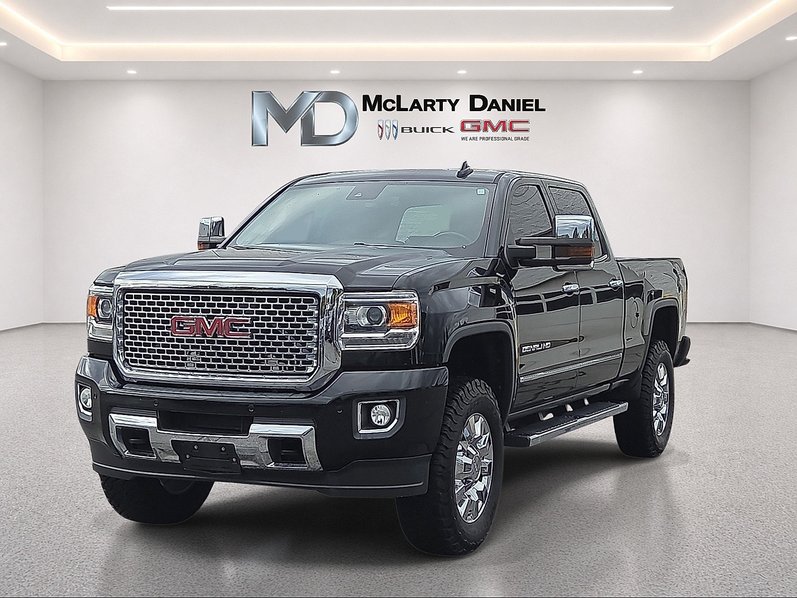 Used 2017 GMC Sierra 2500 Denali w/ Suspension Package, Off-Road AWD/4WD image 3