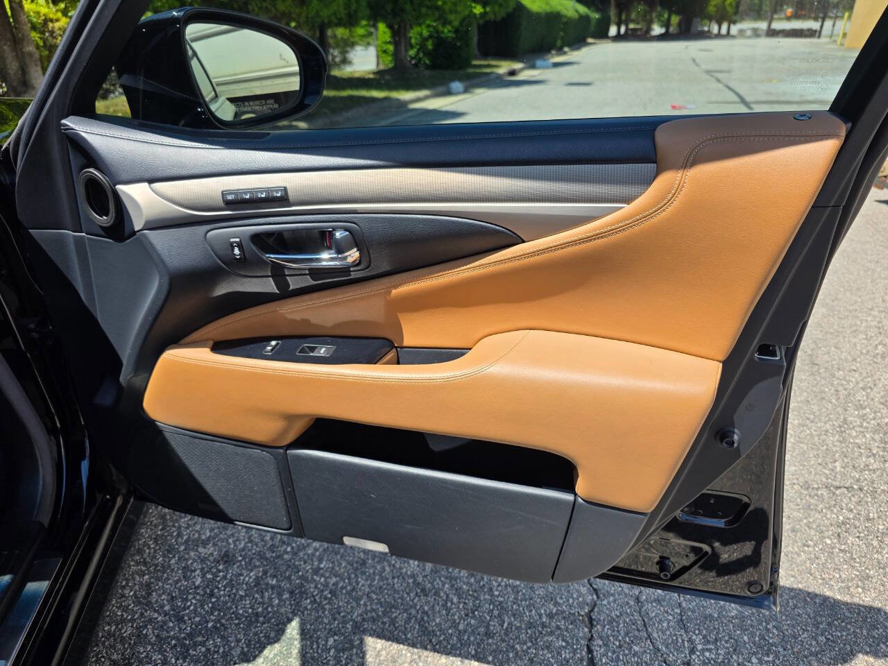 Used 2016 Lexus LS 460 w/ F Sport Package image 40