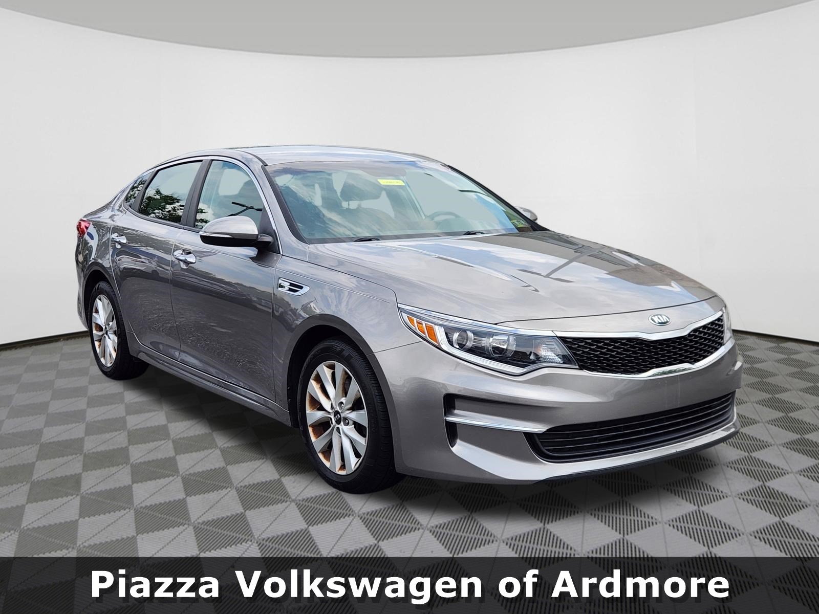 Used 2018 Kia Optima LX w/ 17" Alloy Wheels Package FWD image 1