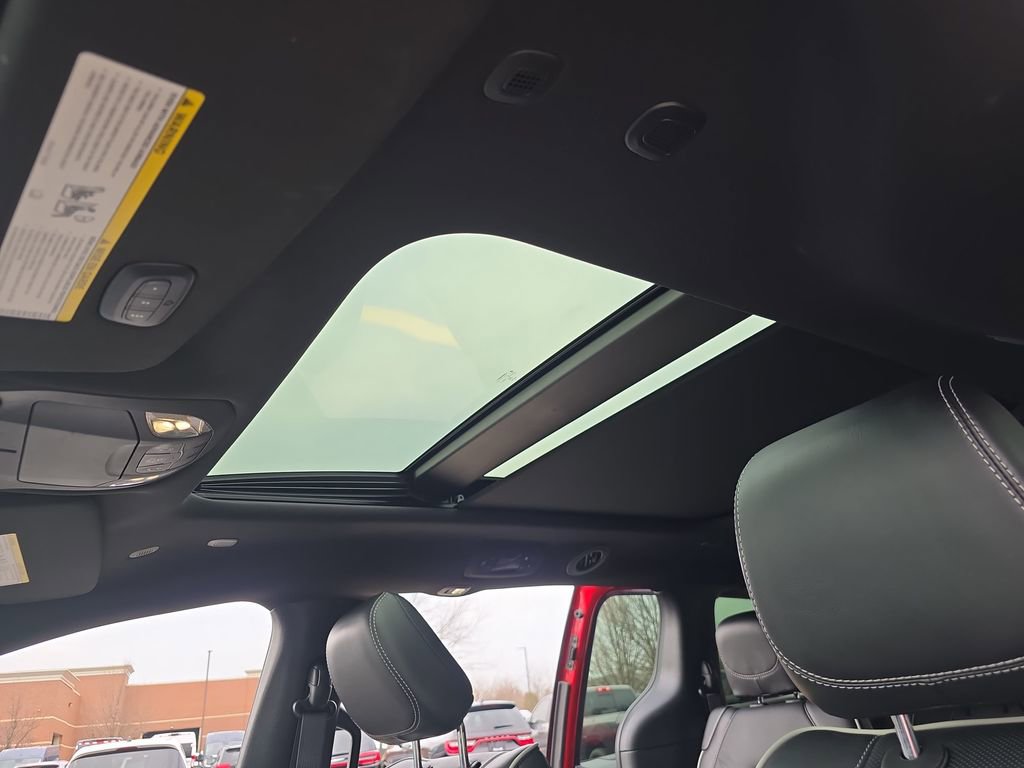 Used 2025 Chrysler Pacifica Limited image 31