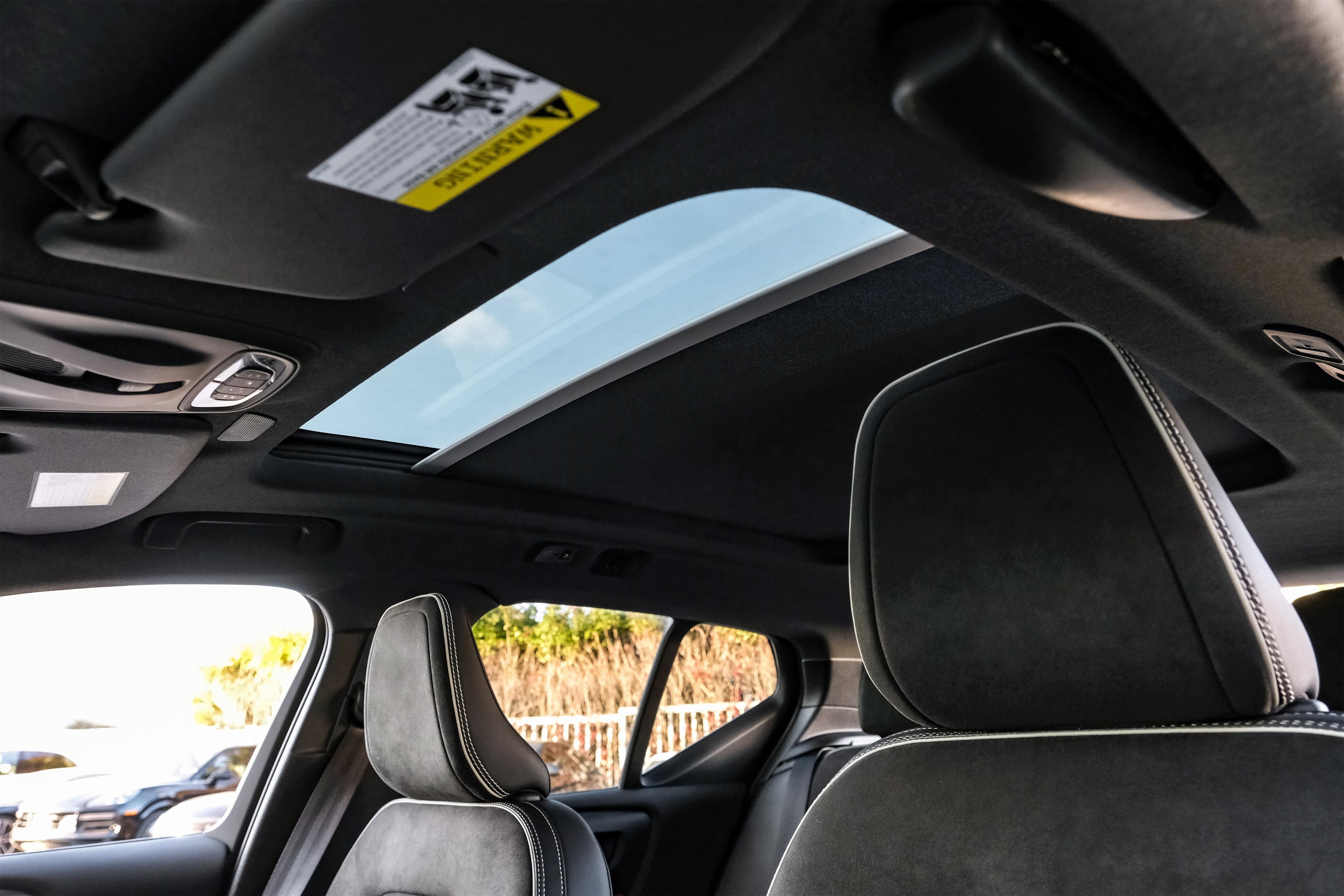 Used 2021 Volvo XC40 T4 R-Design image 4