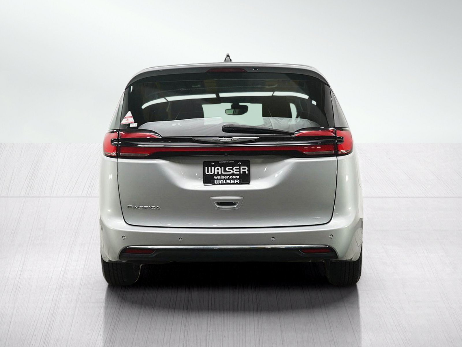 Used 2023 Chrysler Pacifica Touring-L FWD image 4