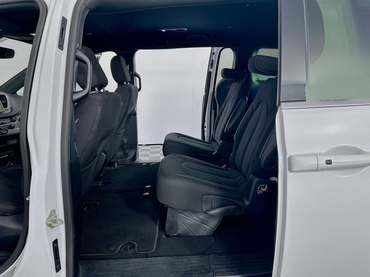 Used 2023 Chrysler Pacifica Touring image 31