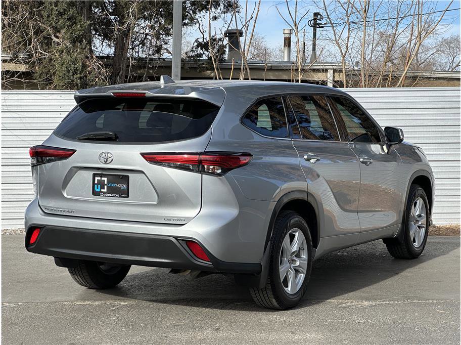 Used 2020 Toyota Highlander LE image 10