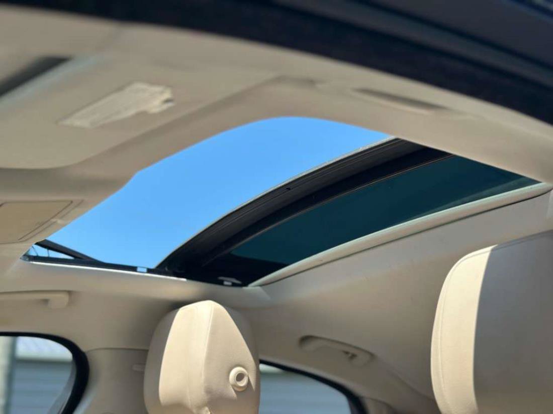 Used 2018 Jaguar XF Premium RWD image 15