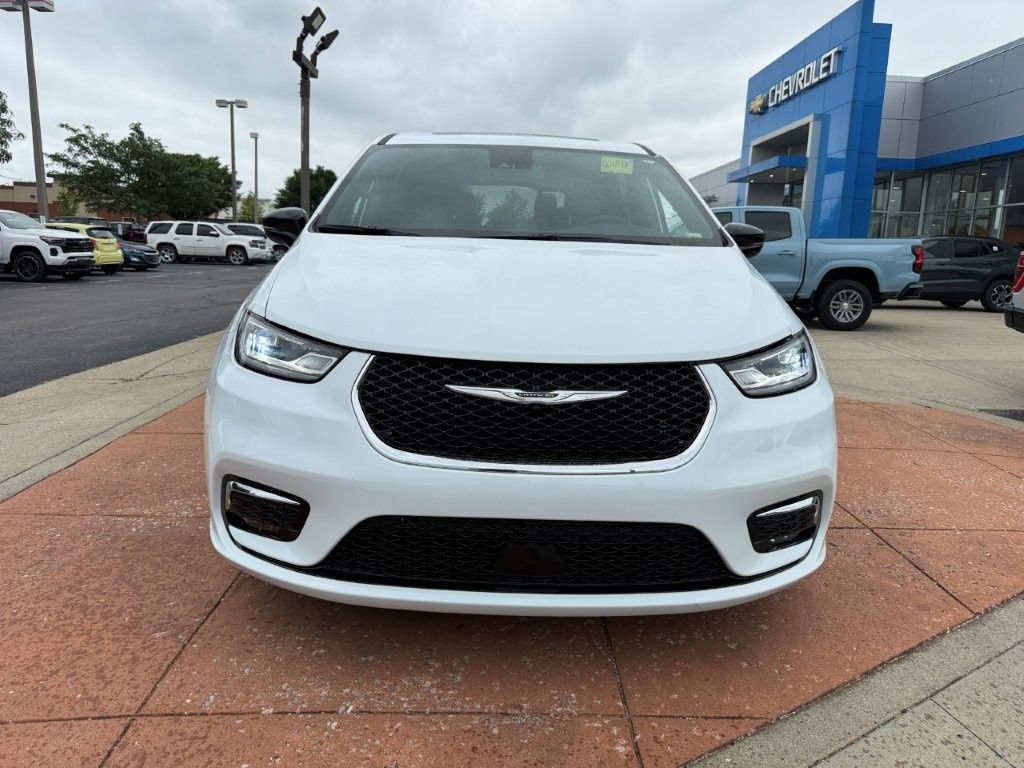 Used 2026 Chrysler Pacifica Limited FWD image 2