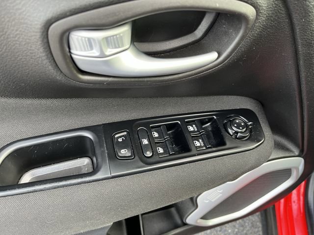 Used 2019 Jeep Renegade Latitude w/ Cold Weather Group image 17