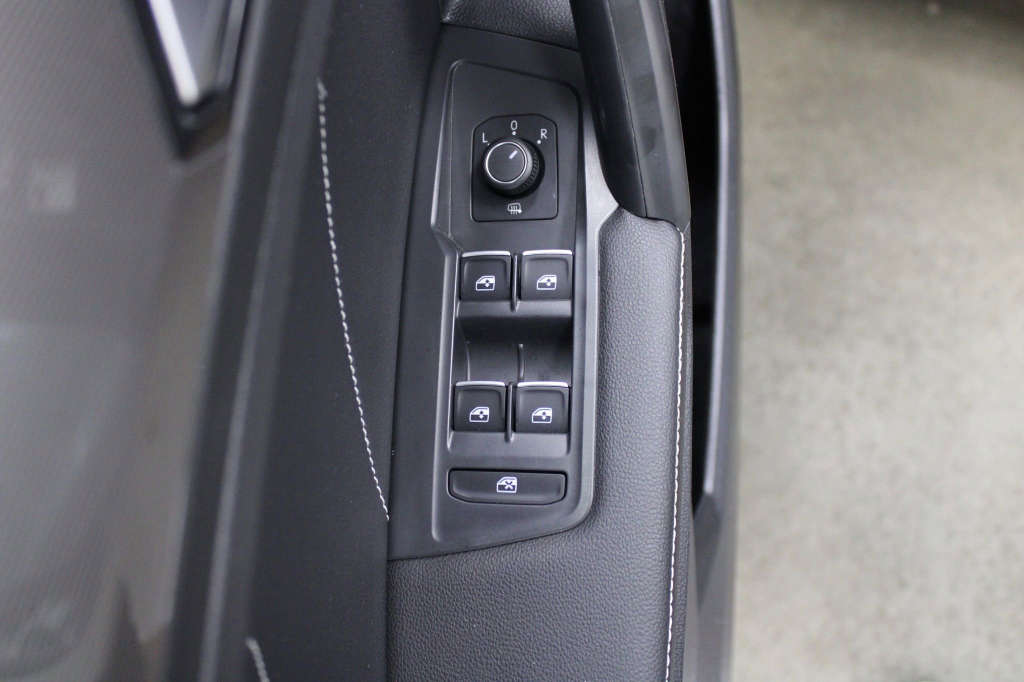 Used 2022 Volkswagen Tiguan SE AWD/4WD image 14