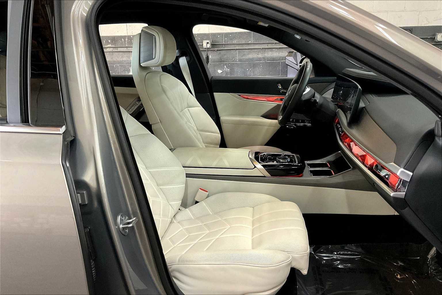 Used 2025 BMW i7 xDrive60 w/ Executive Package image 10