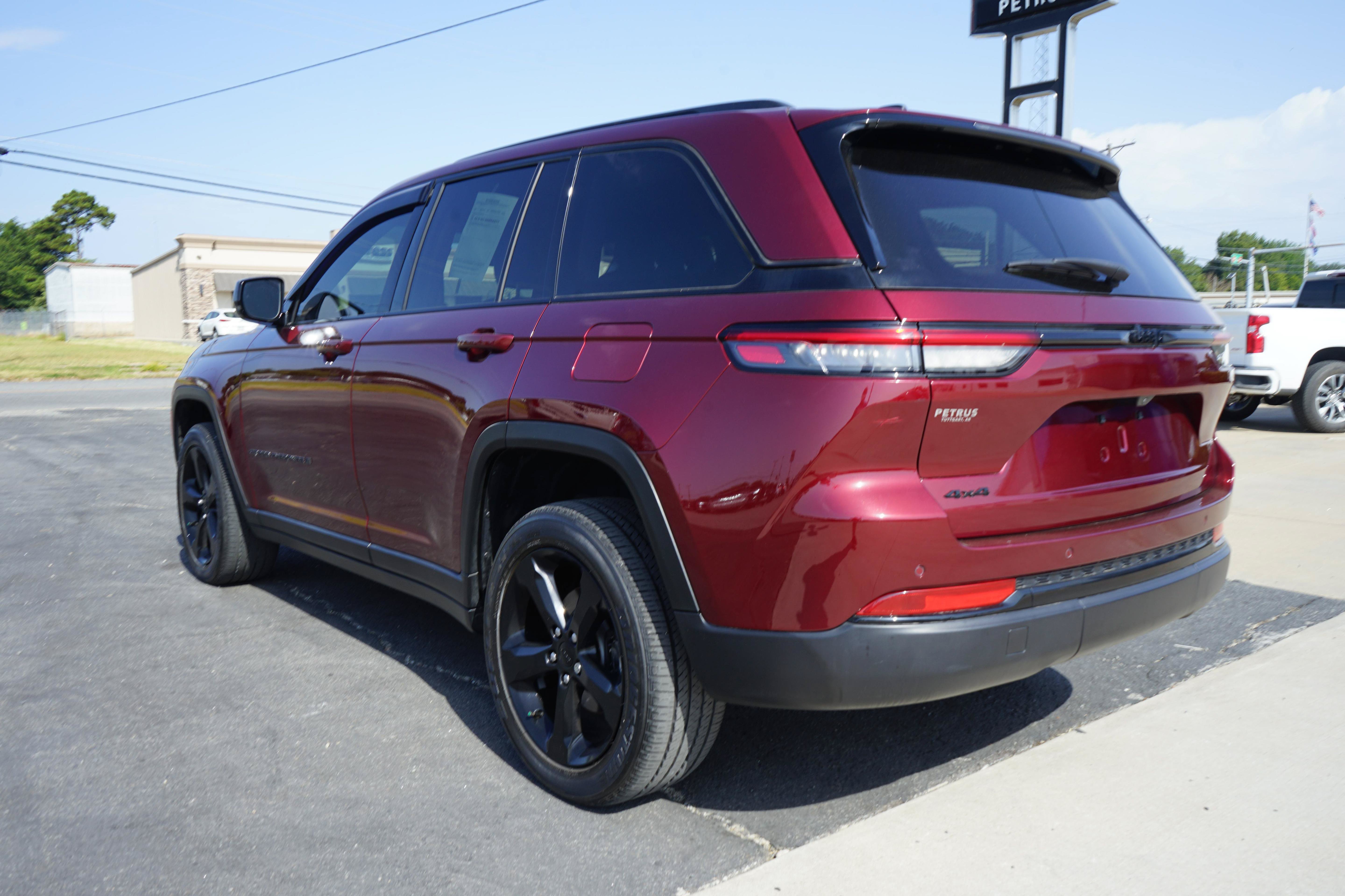 Used 2024 Jeep Grand Cherokee Altitude AWD/4WD image 3