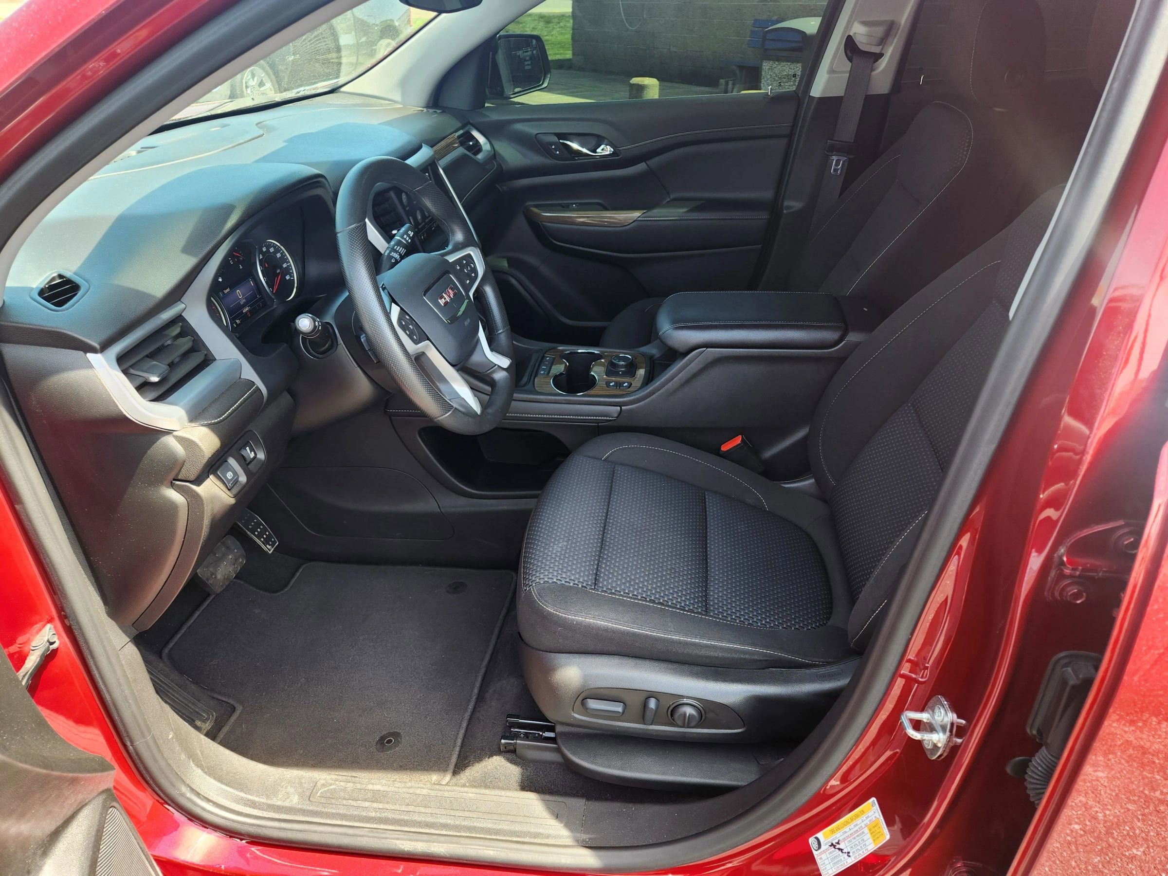 Used 2022 GMC Acadia SLE w/ Driver Convenience Package FWD image 11