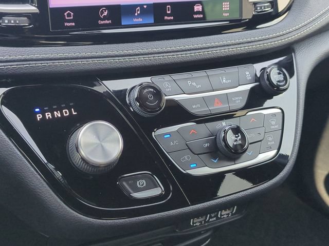 Used 2021 Chrysler Pacifica Touring-L w/ Uconnect Theater Family Group FWD image 9