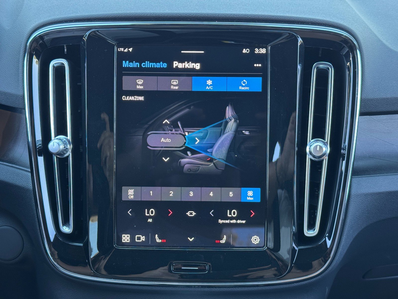 Used 2023 Volvo XC40 Recharge Plus w/ Protection Package Premier image 26