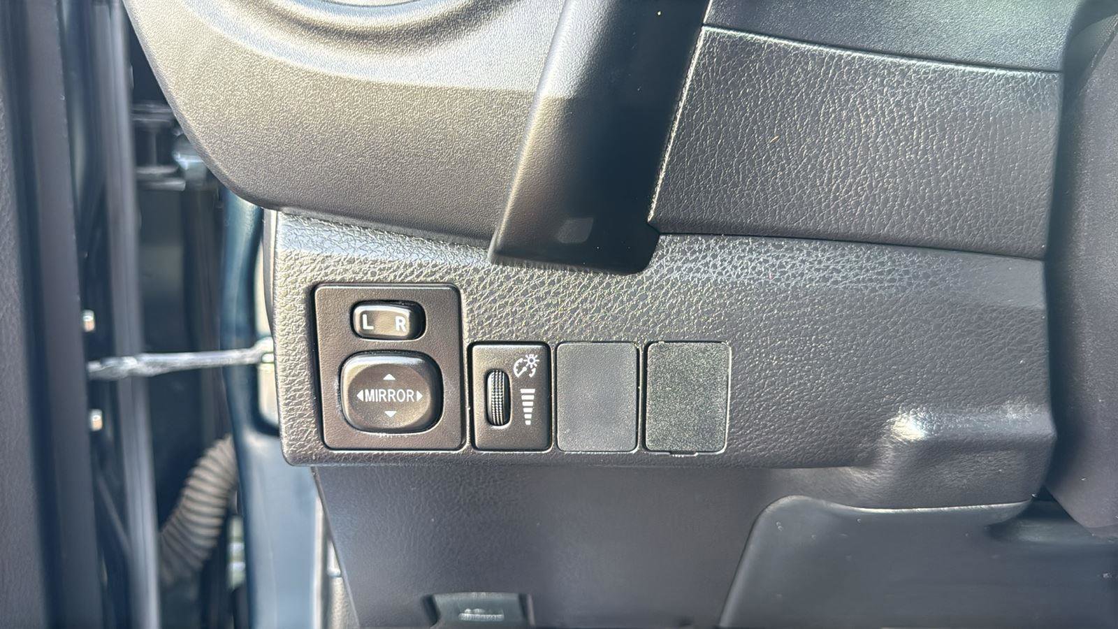 Used 2019 Toyota Corolla SE w/ Carpet Mat Package (TMS) FWD image 12