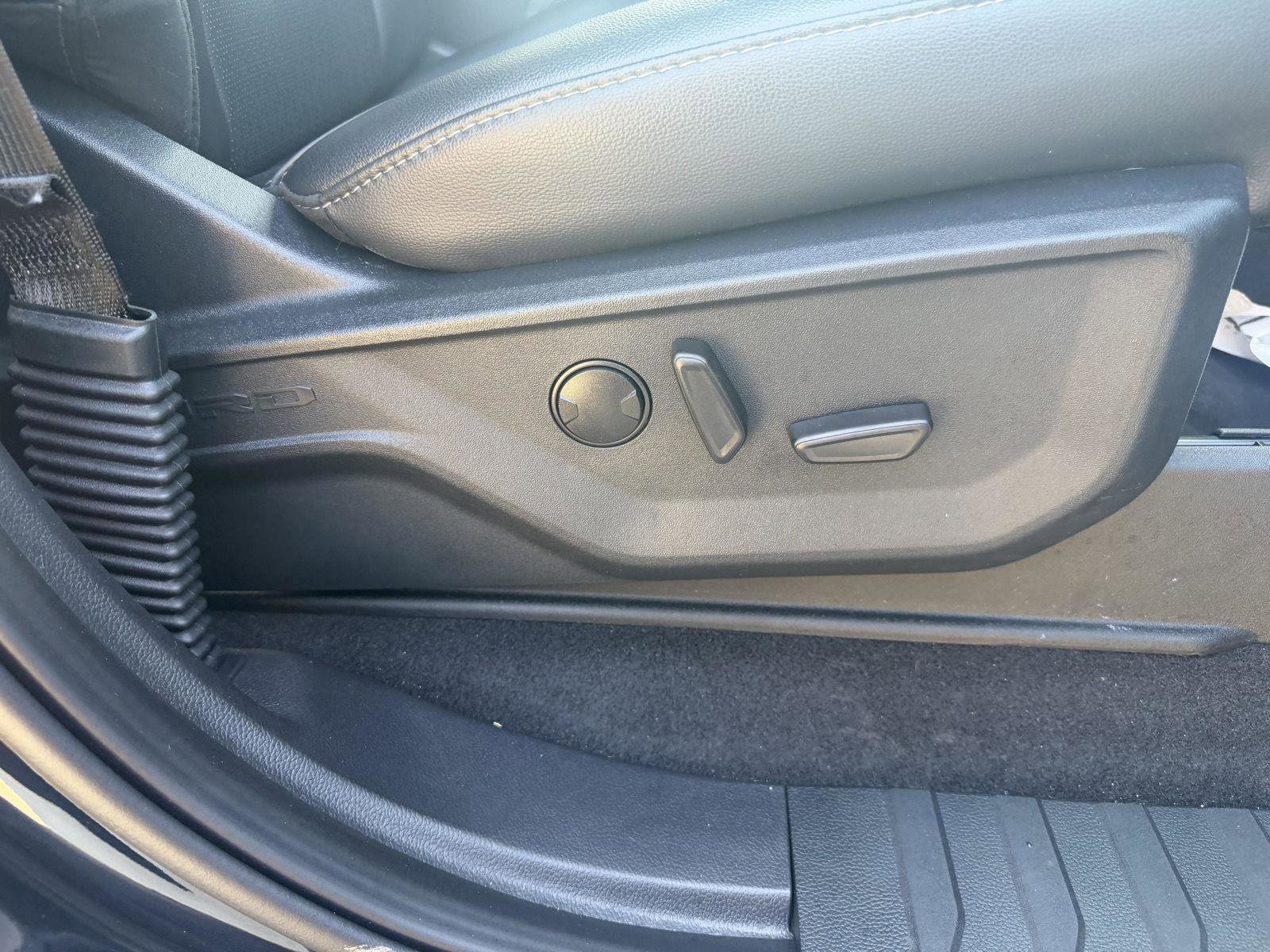 Used 2025 Ford F150 Lariat w/ Equipment Group 501A Mid image 32