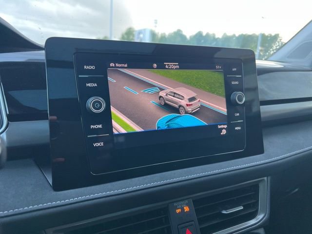 Certified 2025 Volkswagen Taos SE image 18