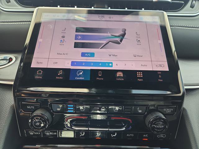 New 2025 Jeep Grand Cherokee Limited w/ Luxury Tech Group II image 20