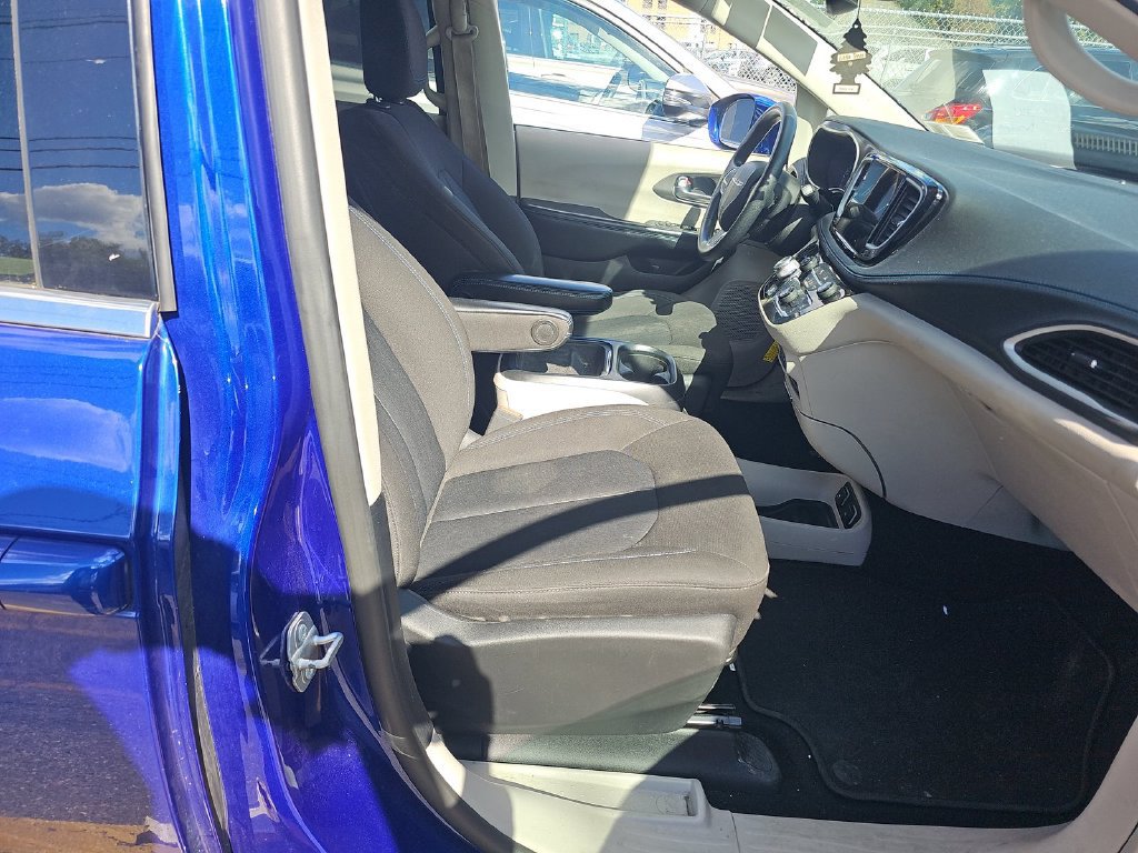 Used 2021 Chrysler Pacifica Touring FWD image 1