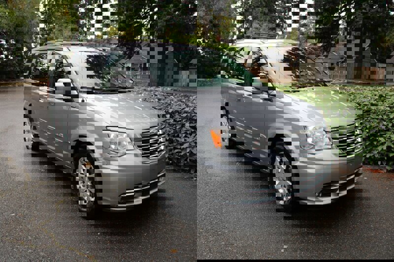 Used 2014 Chrysler Town & Country Touring image 2
