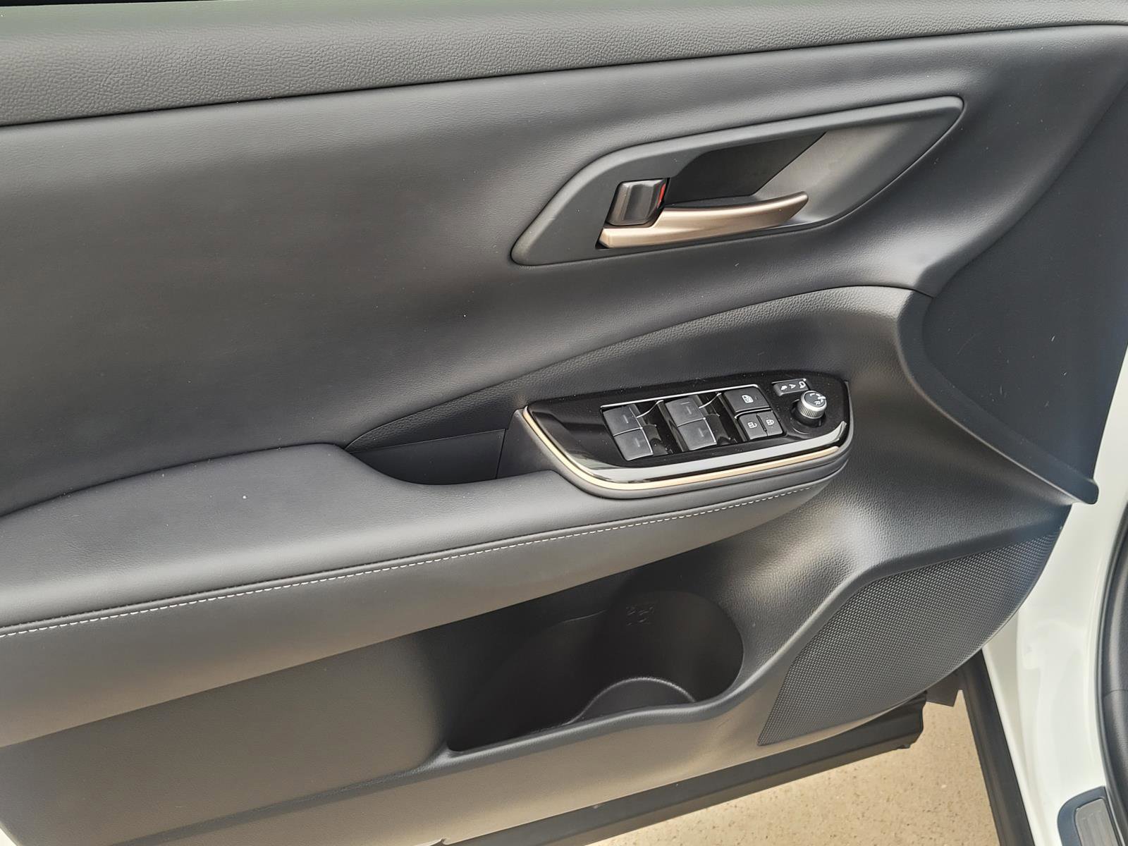 Used 2026 Toyota Crown XLE image 4