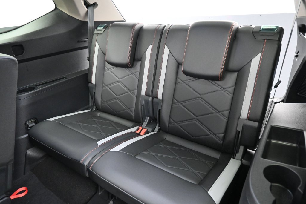 Used 2025 Volkswagen Atlas Peak Edition SE AWD/4WD image 27