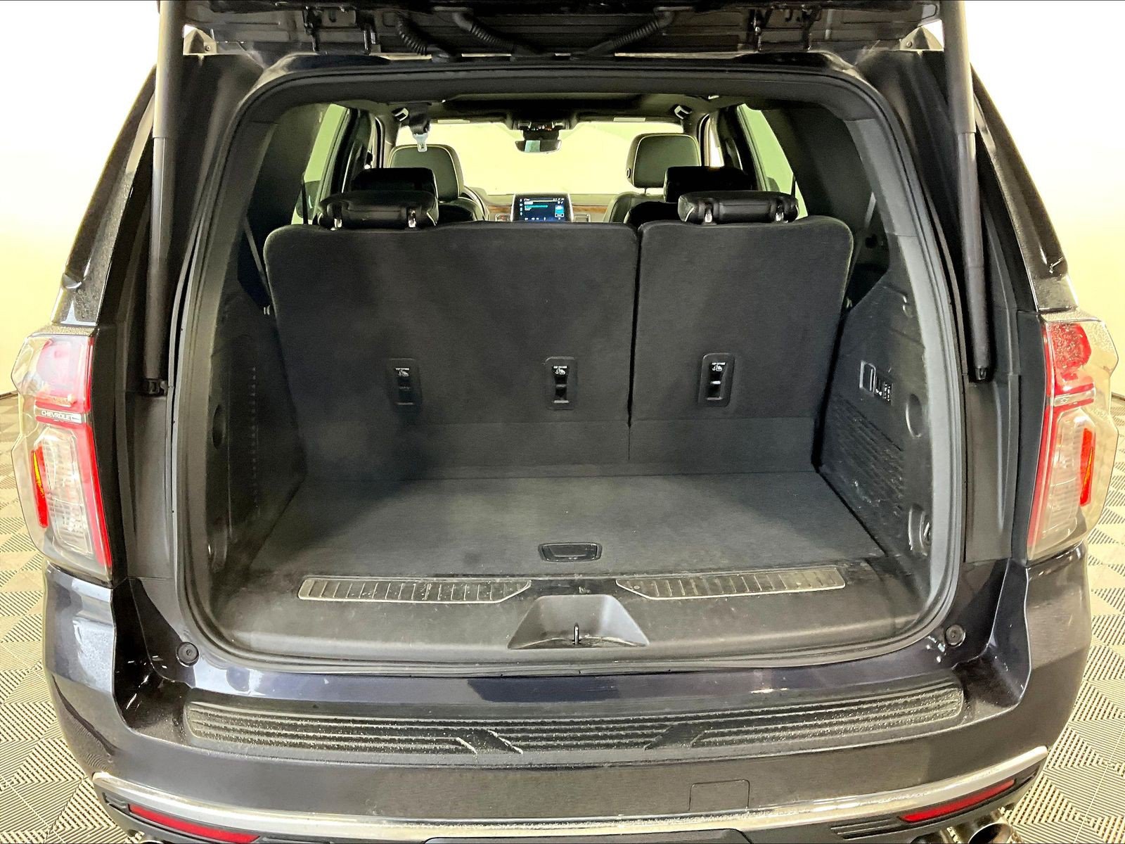 Used 2023 Chevrolet Tahoe Premier AWD/4WD image 34
