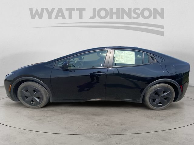 Used 2025 Toyota Prius LE FWD image 4