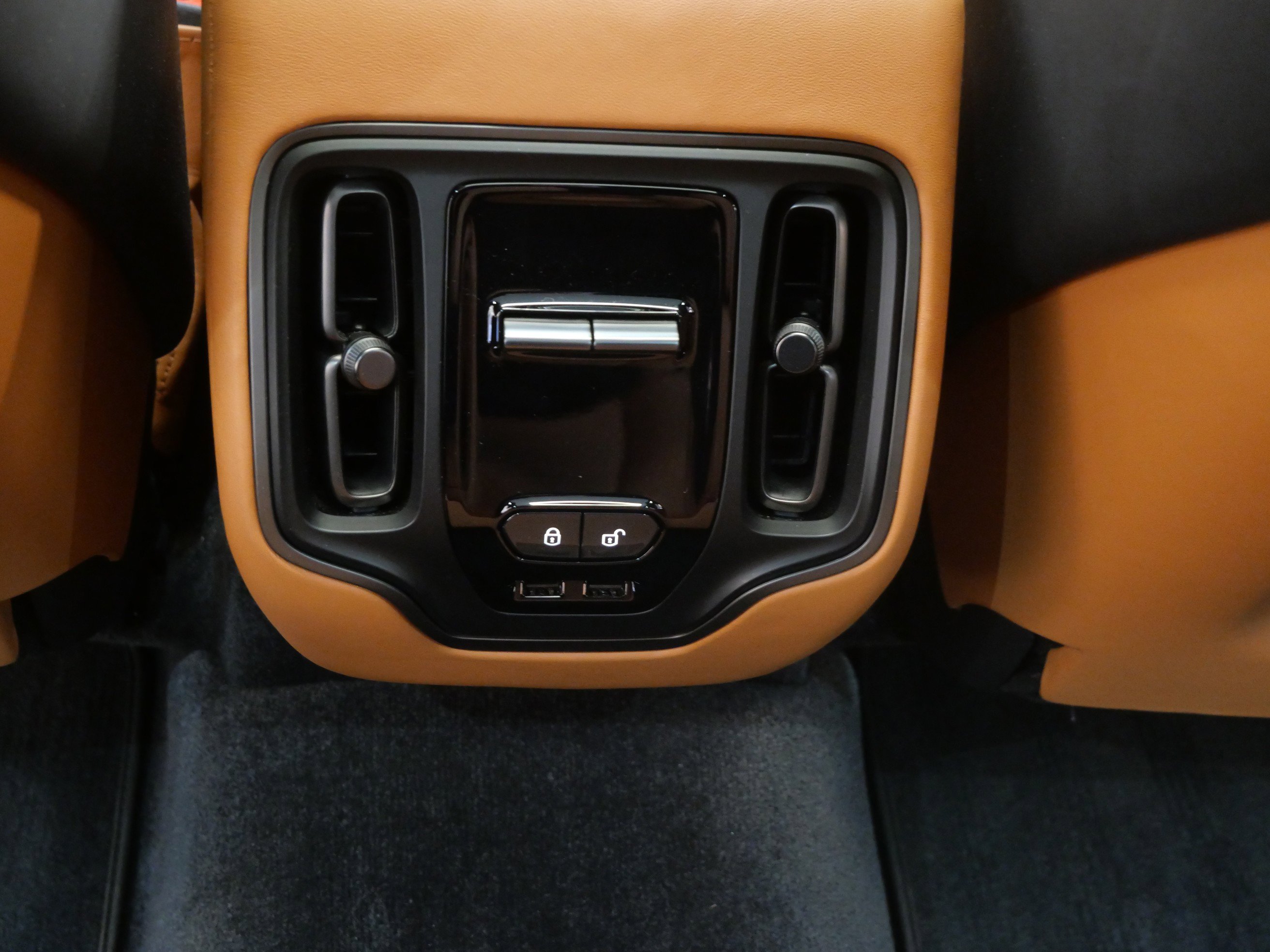 Used 2023 Aston Martin DBX image 21