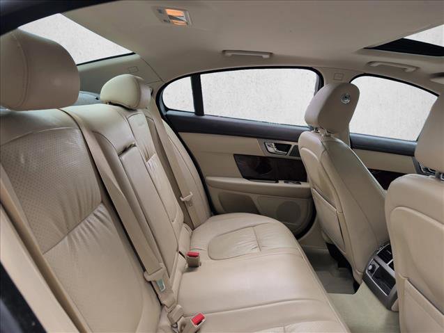 Used 2010 Jaguar XF Premium RWD image 19