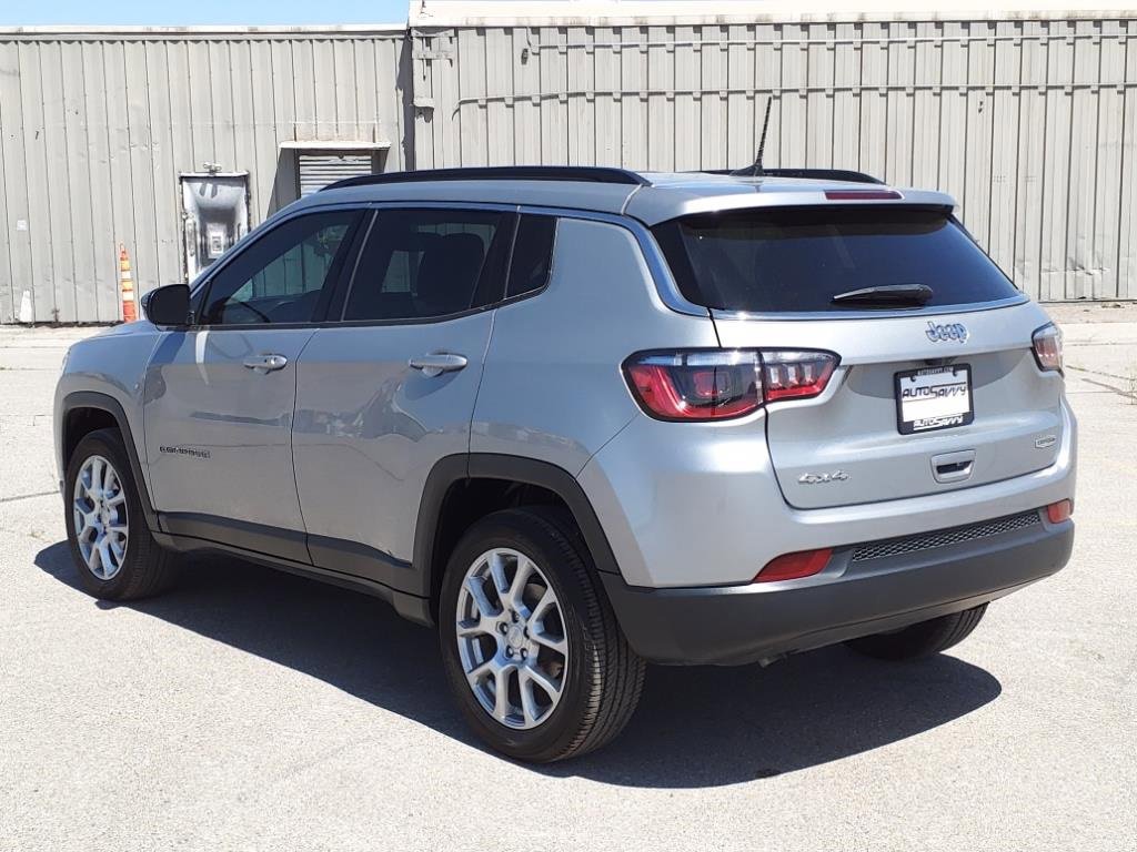 Used 2024 Jeep Compass Latitude image 18