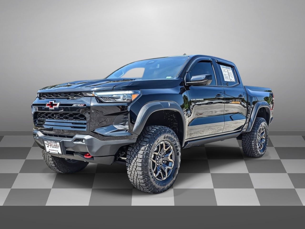 Used 2025 Chevrolet Colorado ZR2 w/ Technology Package AWD/4WD image 3
