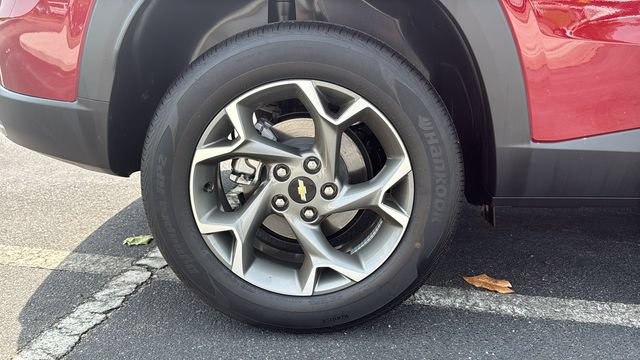 Used 2025 Chevrolet Trax LT w/ LT Convenience Package FWD image 9