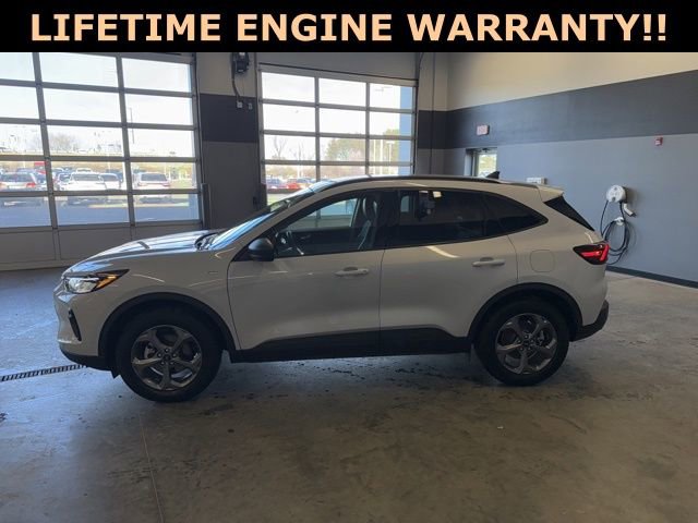 Used 2025 Ford Escape ST-Line w/ Cold Weather Package image 5