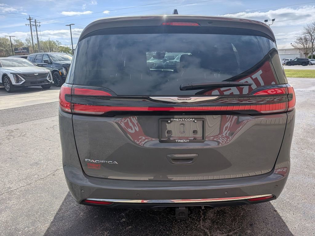 Used 2025 Chrysler Pacifica Select image 4