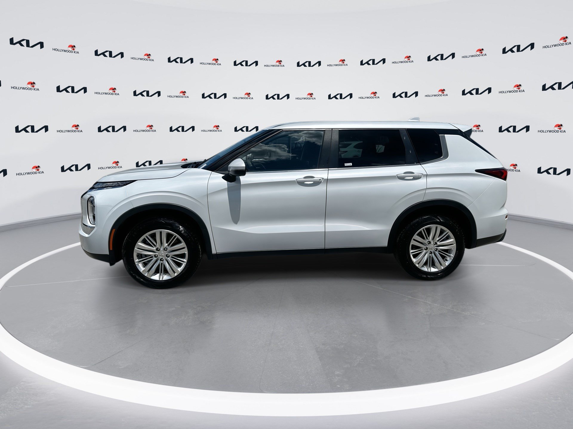 Used 2023 Mitsubishi Outlander ES FWD image 5