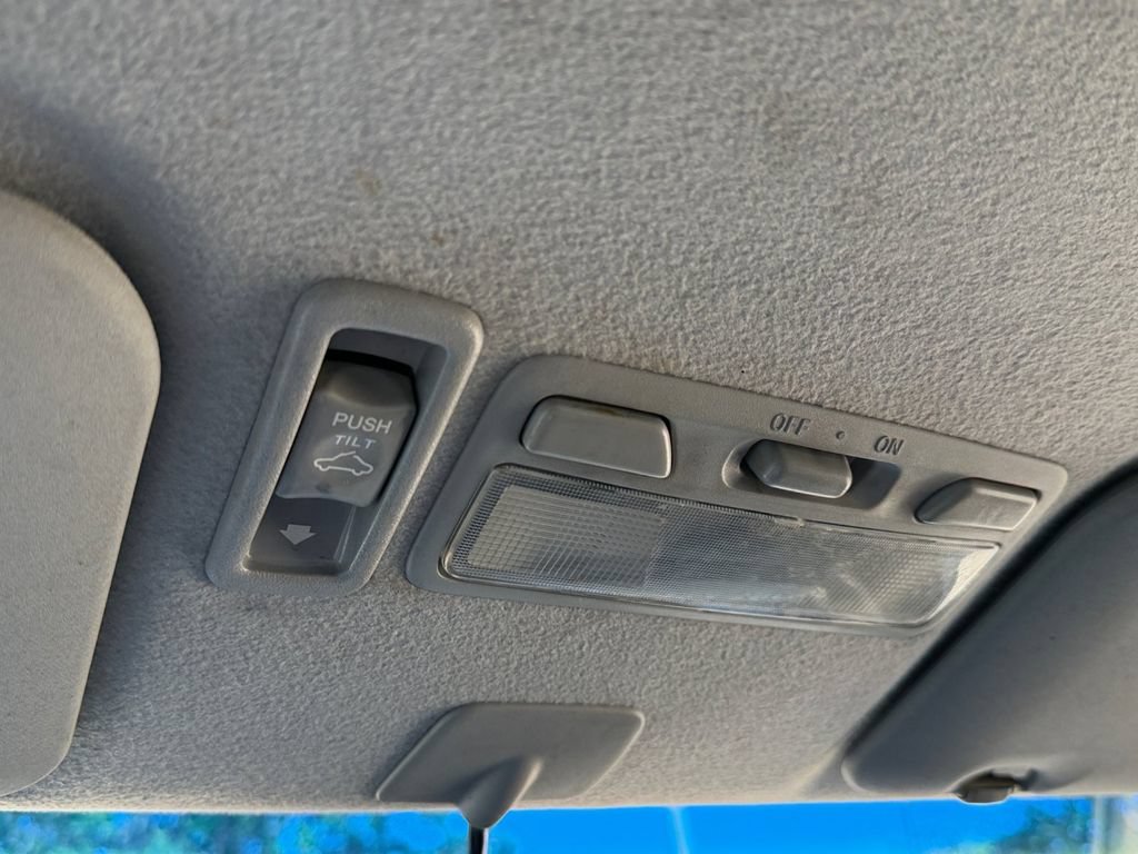Used 2004 Mitsubishi Outlander XLS FWD image 25