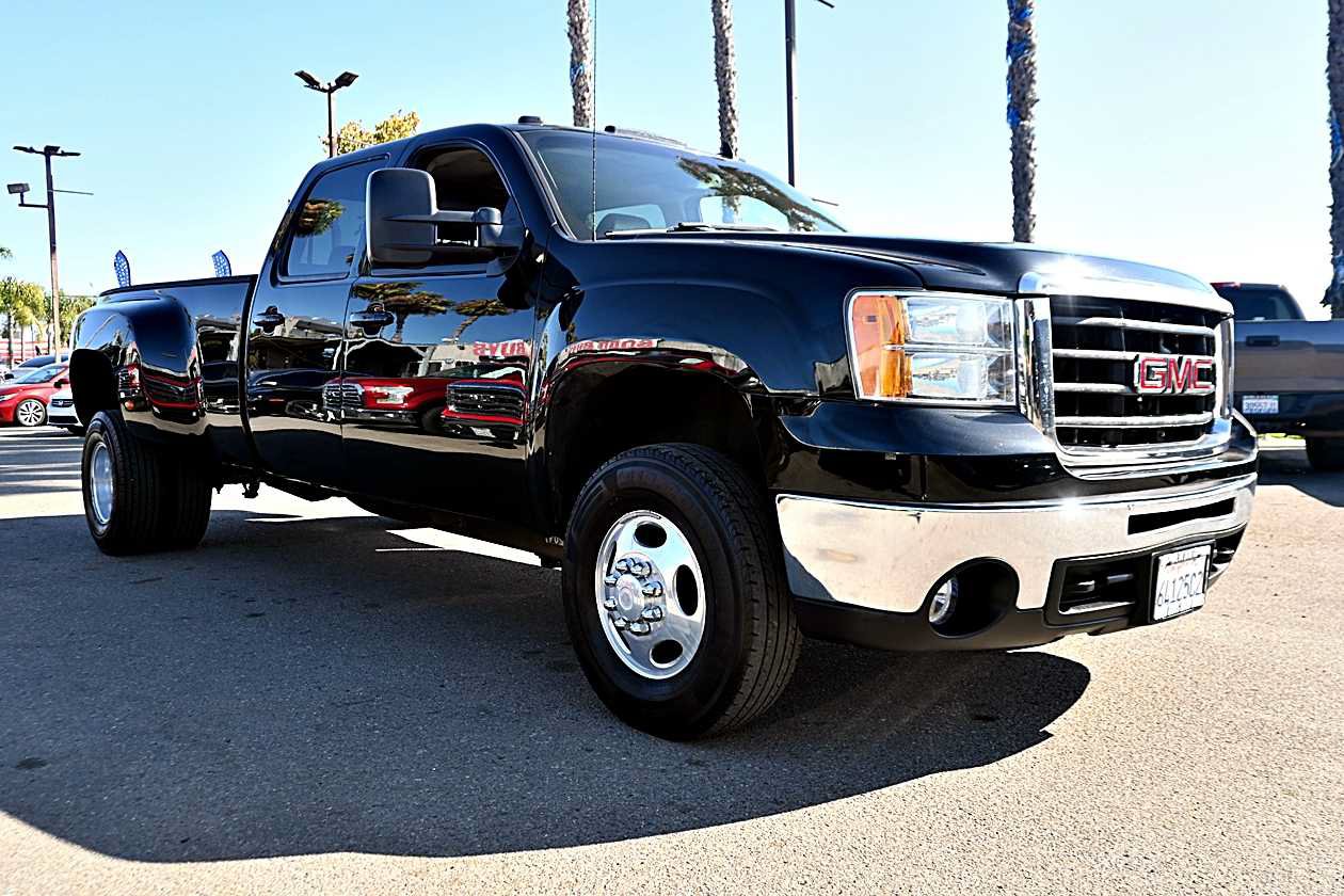 Used 2007 GMC Sierra 3500 SLT w/ Entertainment Package RWD image 3