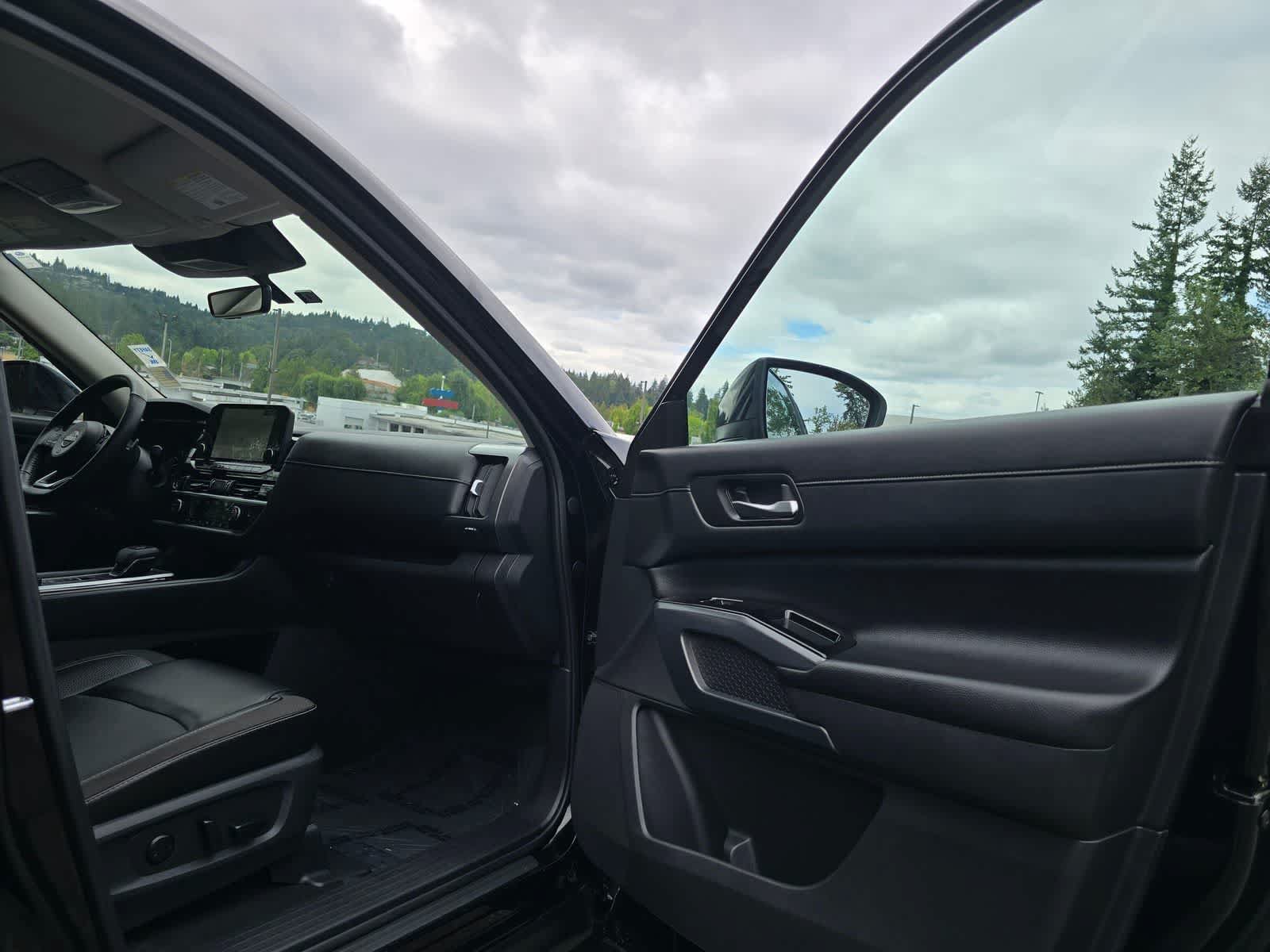 Used 2023 Nissan Pathfinder SL AWD/4WD image 29