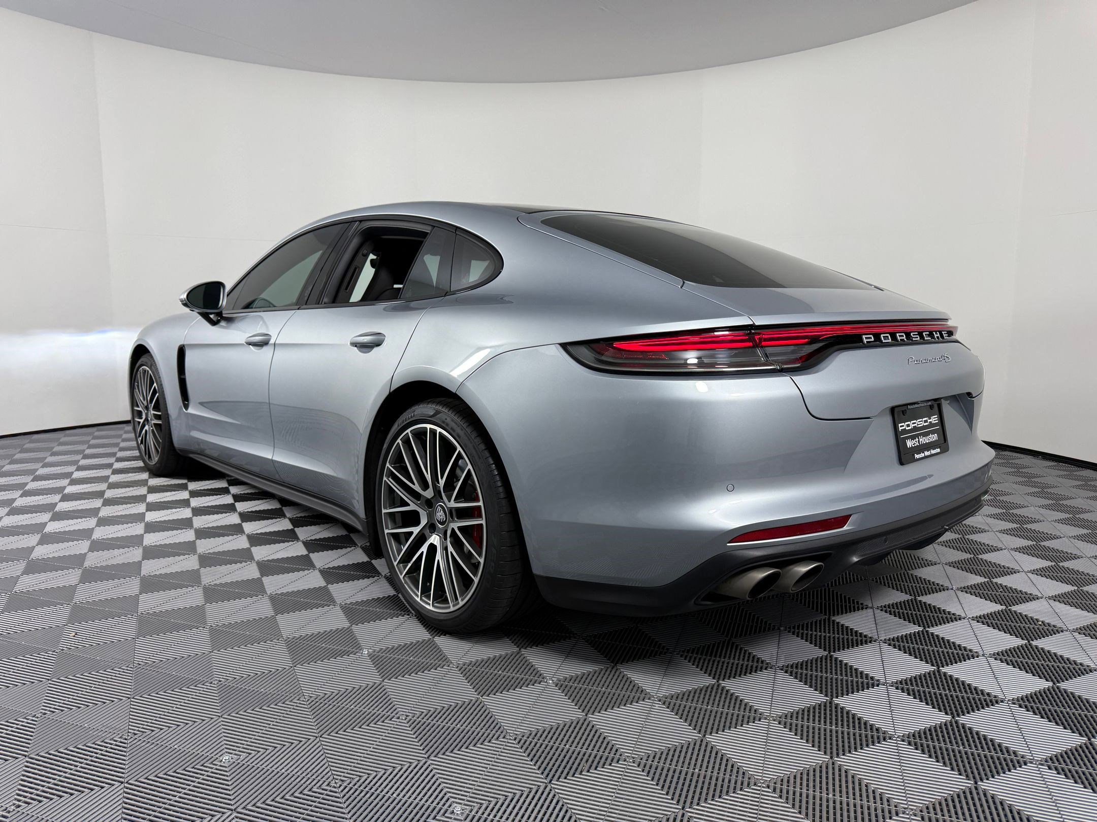 Used 2023 Porsche Panamera 4S image 3