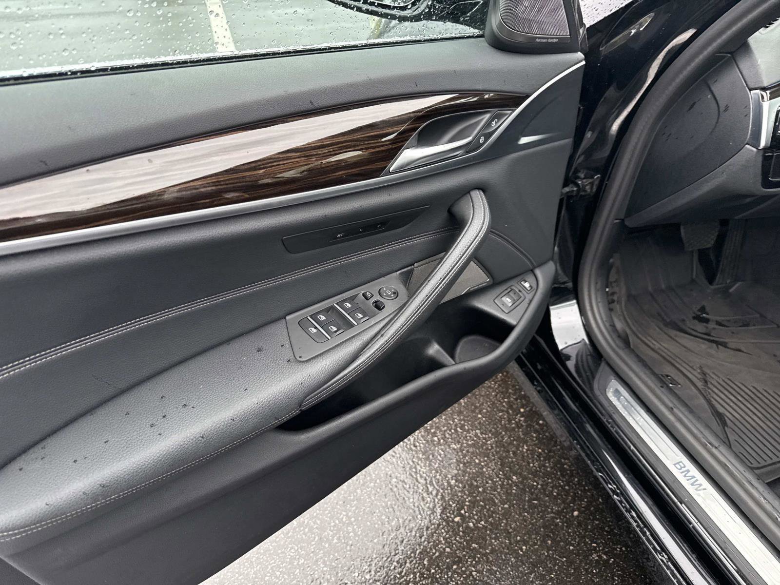 Used 2023 BMW 530e xDrive w/ Premium Package image 18