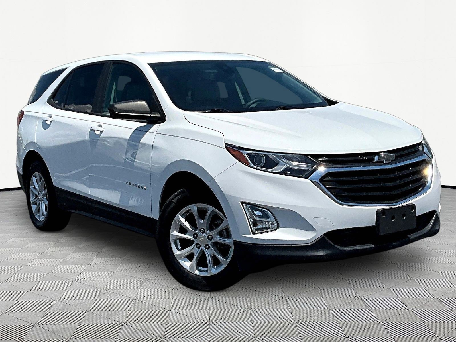 Used 2021 Chevrolet Equinox LS w/ LS Convenience Package FWD image 3