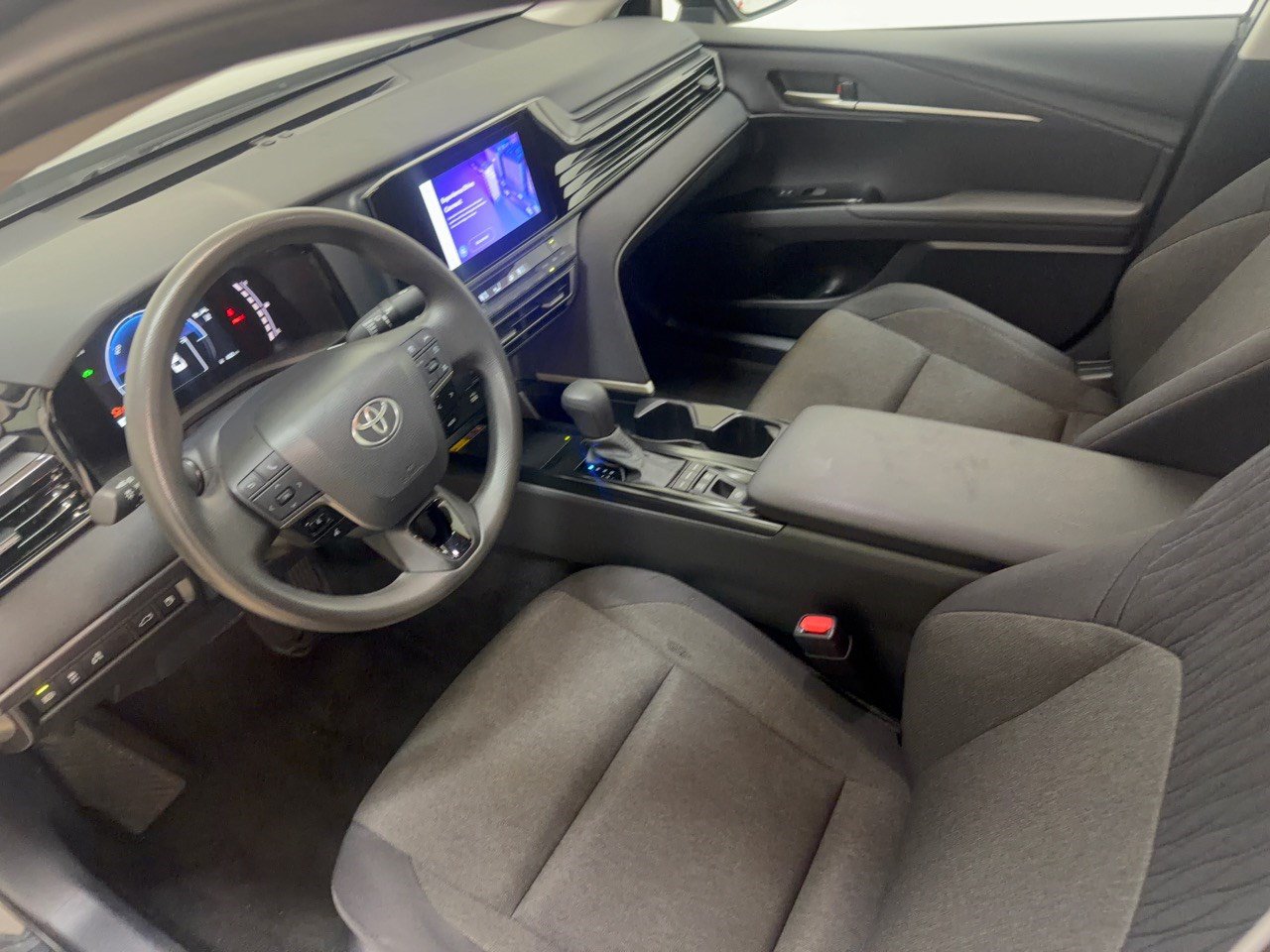Used 2025 Toyota Camry LE FWD image 4