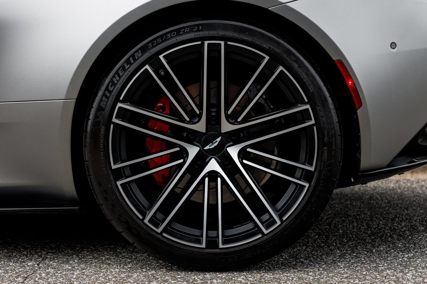 Used 2024 Aston Martin DB12 Coupe RWD image 31